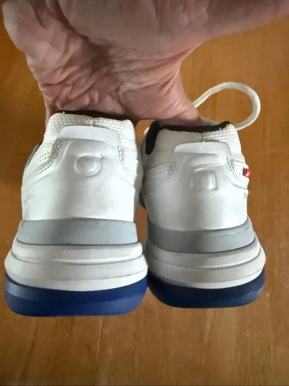 On Cloud On The Roger Advantage Tennis Shoes White Blue Women’s Size 7